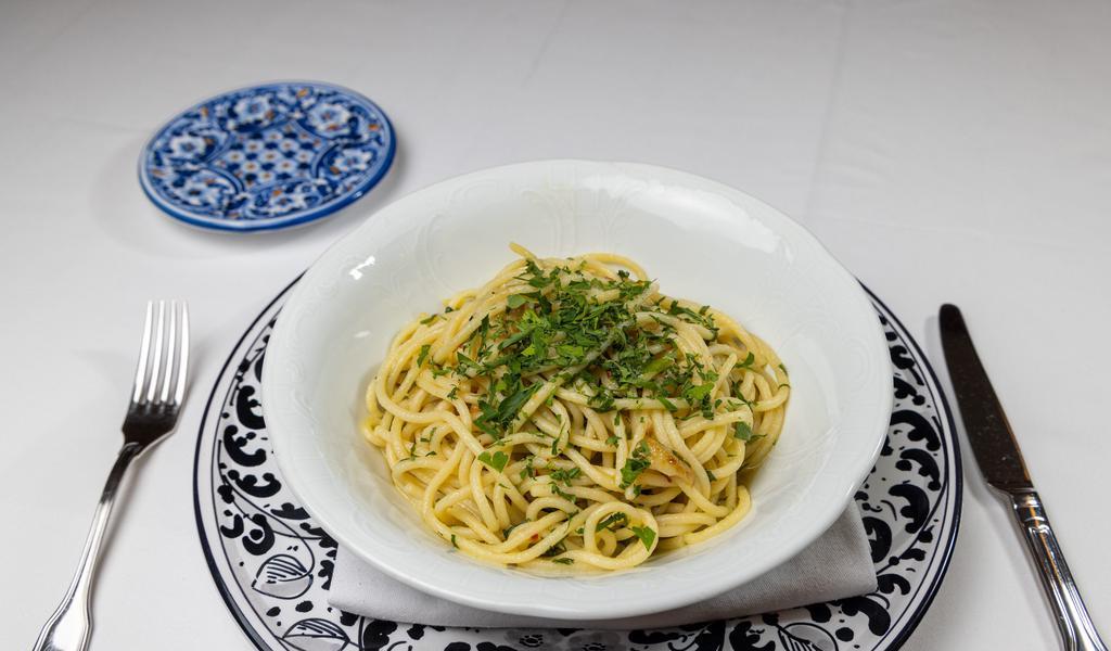Spaghetti Aglio E Olio · Casa Limone spaghetti, garlic, parsley, extra virgin olive oil