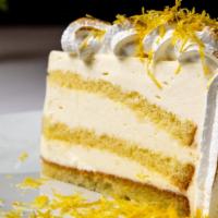 Merinagata Al Limone · Lemon merengue, vanilla sponge cake, lemon mousse