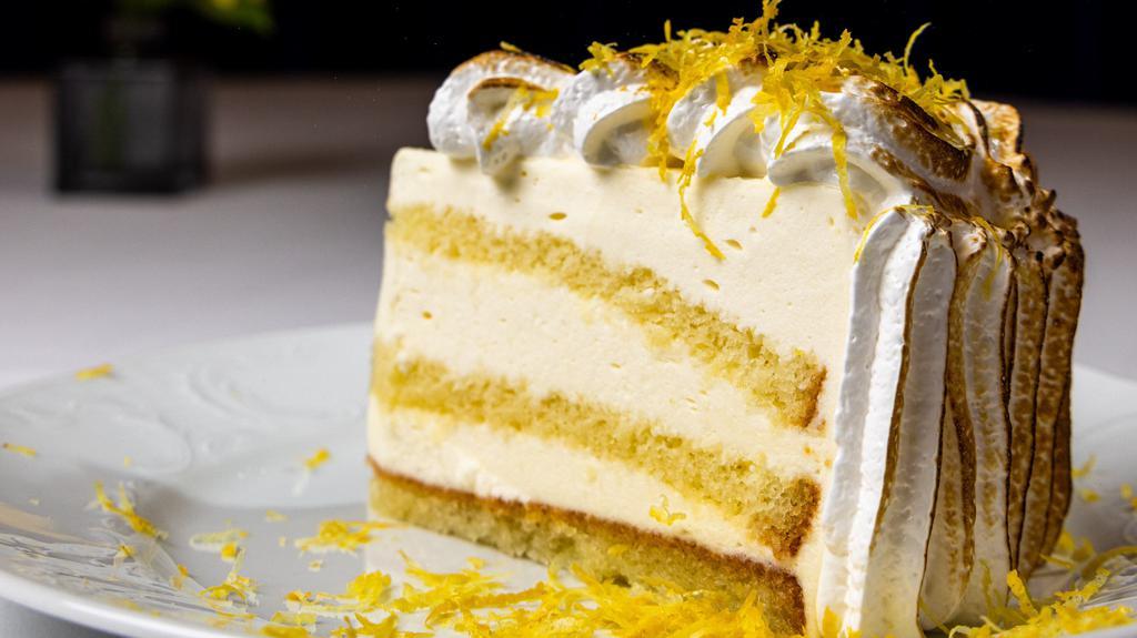 Merinagata Al Limone · Lemon merengue, vanilla sponge cake, lemon mousse