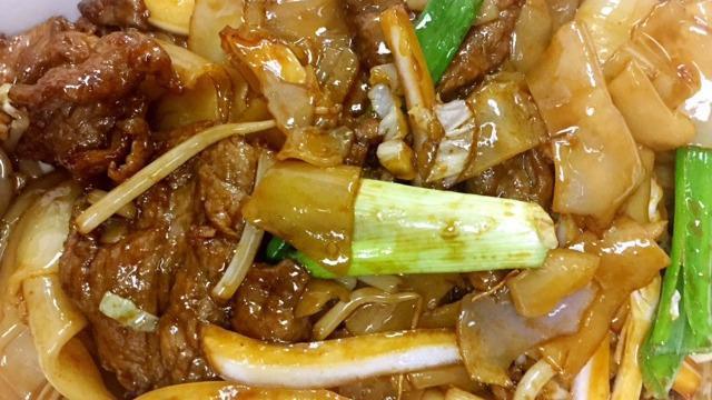 Beef Chow Fun 牛肉炒河粉 · 