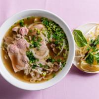 Phở Xe Lửa 2 / 火車頭二號牛肉粉 · Combination rice noodle beef soup with fresh ribeye, brisket, tripe and tendon.