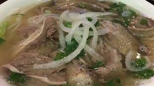 Phở Tái Nam / 生牛肉牛肺河粉 · Combination rice noodle beef soup with fresh ribeye and beef brisket.