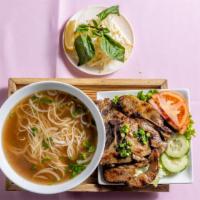 Phở Sườn Nướng / 燒豬八河 粉 · Grill pork chop rice noodle beef soup.