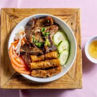 Bún Sườn Nướng Và Chả Giò / 春卷燒豬扒撈檬 · Spring rolls and grilled pork chop with rice vermicelli.