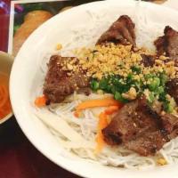 Bún Thịt Nướng / 燒 豬 肉 橡 · Grilled pork with rice vermicelli.
