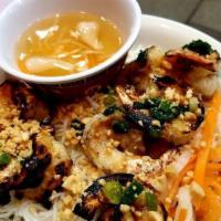 Bún Tôm Nướng / 香烤鮮蝦檬 · Grilled shrimp with rice vermicelli.
