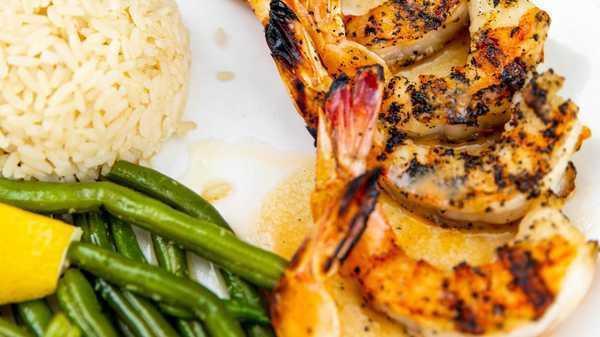 Garides Psites · Grilled shrimp with pilaf & sauteed vegetables.