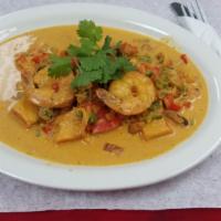 Mariscos En Salsa Rosada  · seafood inn pink sauce 
with tostones, rice and beans or moro
