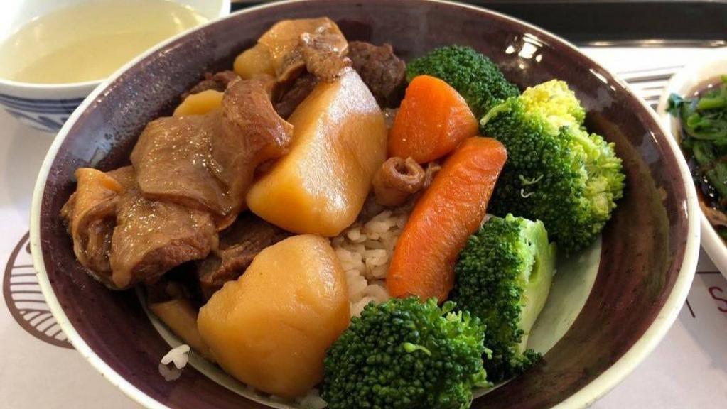 Niu Nan Fan · Stew beef flank with carrots or potato and broccoli over rice.