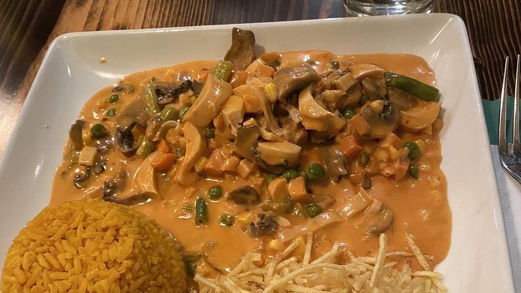 Strogonoff Vegetariano · Mushrooms, corn, green beans, carrots and peas in a creamy champagne sauce with crispy potato sticks and served with rice.