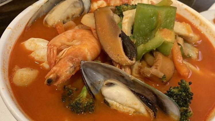 Jjam Pong / 짬뽕 / 嗆鍋面 · Spicy seafood noodle soup.