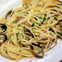 Linguine Alle Vongole · Linguini with manilla clams.