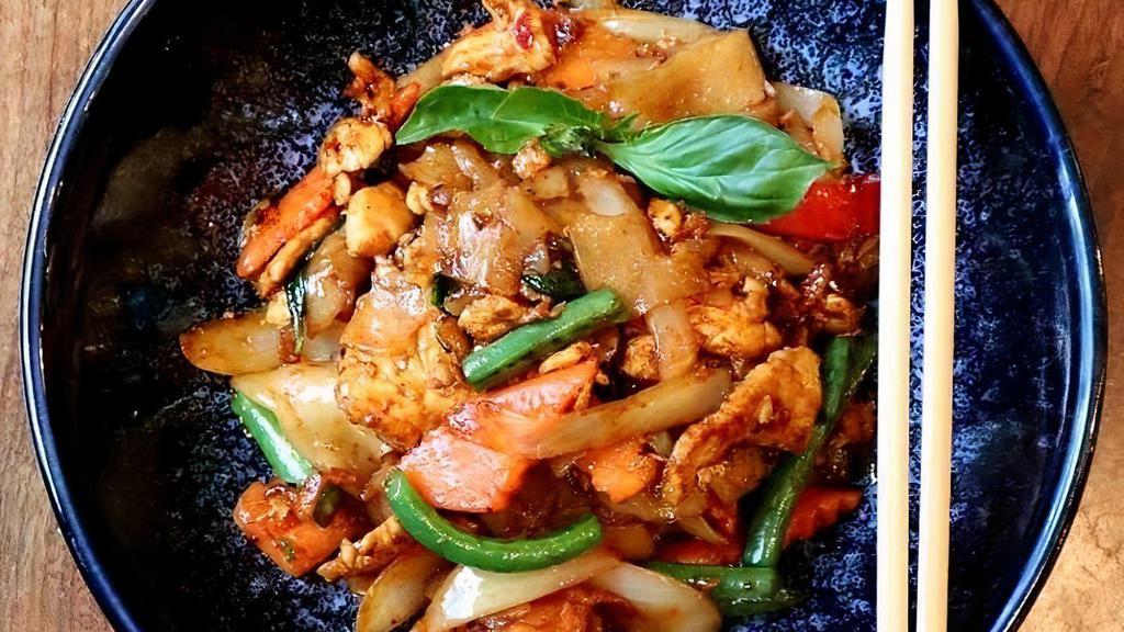 N-3 Pad Kee Mao · Flat rice noodle, egg, onion, bell pepper, carrot, and string bean in spicy basil sauce. **If you need plastic utensils, please request.**