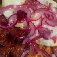 Mangu Con Tres Golpe · servido con queso salami y huevo frito