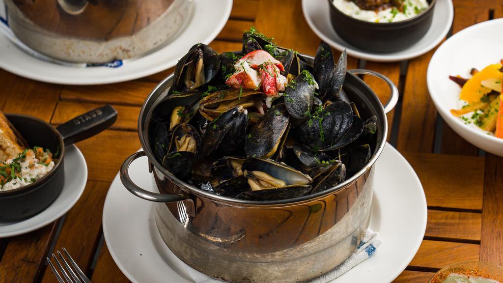 Bisque Mussels · Lobster, brandy, tomato, and cream.