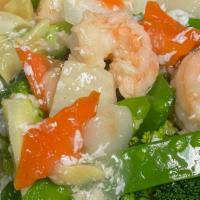 Tung Ting Shrimp 洞庭虾 · Jumbo shrimp marinated with broccoli, baby corn, and snow peas in egg white sauce.