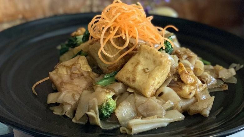 Pad See Ew · Sautéed flat rice noodle with sweet brown sauce, egg, Chinese broccoli, and broccoli.
