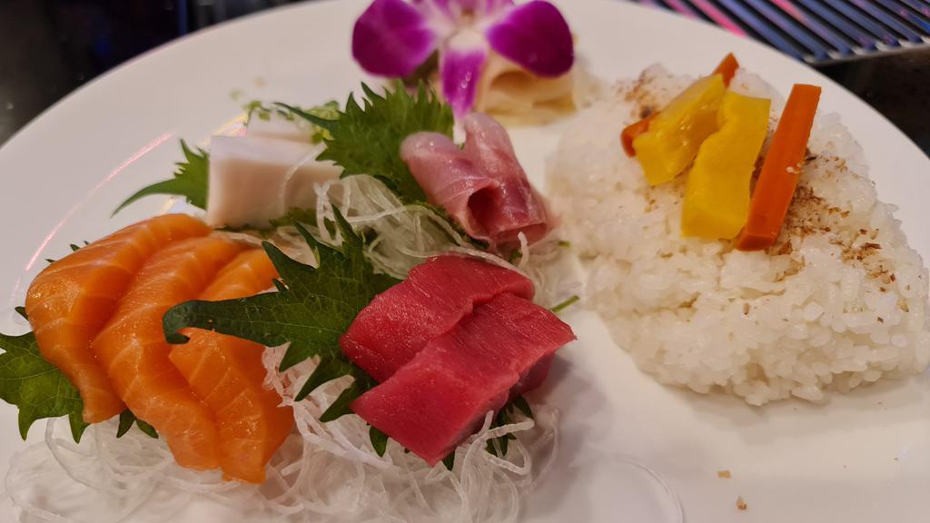 Chirashi Sushi · 10 PCs Fish.  salmon, striped bass,  tuna,  white tuna, and sushi rice on the side with pickles.