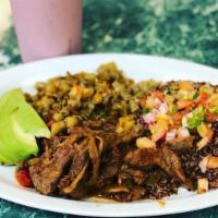 Carne Asada / 1. Grilled Beef · Incluye arroz, frijoles, ensalada y chimol. / Includes rice, beans, salad, and chimol.