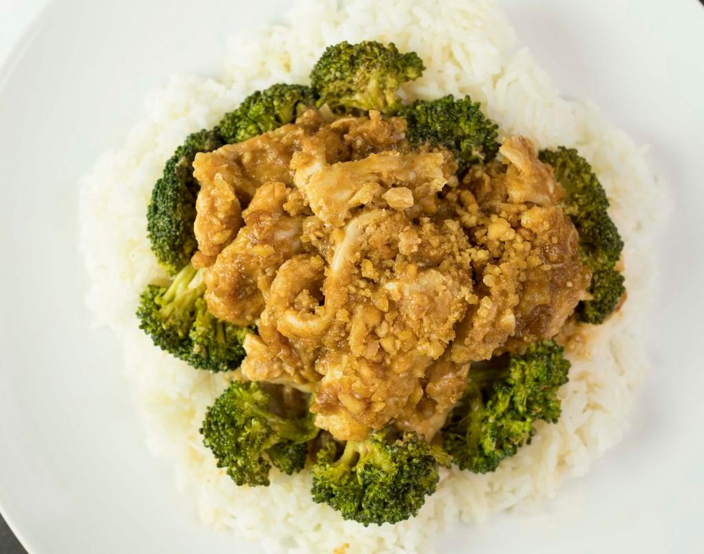 Pha Ram · Choice of chicken, pork or beef with spicy thai peanut sauce on top of vegetables.