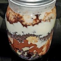 Cookies & Cream Jar · Vanilla cake layered with pastry cream, Oreos, Nutella ,caramel.