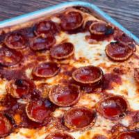 Spicy Pepperoni Pizza · 'Mud-style' spicy marinara personal pies