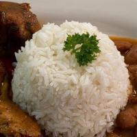 Pollo Guisado / Stewed Chicken · Con Arroz y habichuelas/ With Rice and Beans