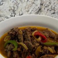 Carne De Res Guisada/ Stewed Beef · Con Arroz y habichuelas/ With Rice and Beans