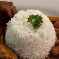 Pollo Guisado/ Stewed Chicken · Con Arroz y habichuelas/ With Rice and Beans