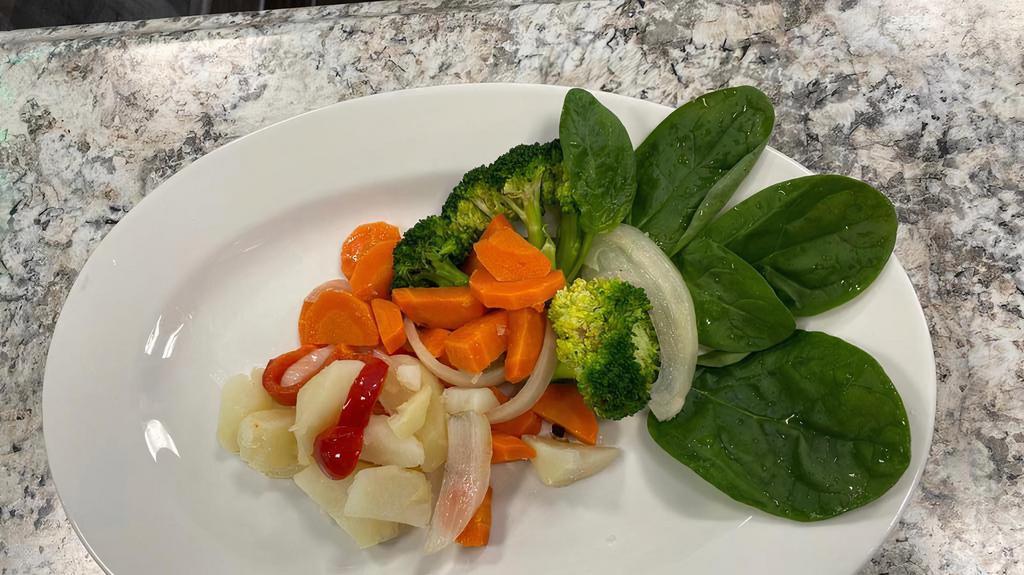 Vegetales / Vegetables · Potatoes carrots and broccoli
