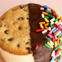 Sandwichpack+ (6 Sandwiches) · Save 5% - Homemade Vanilla Vanilla ice cream between two gluten-free chocolate chip cookies ...