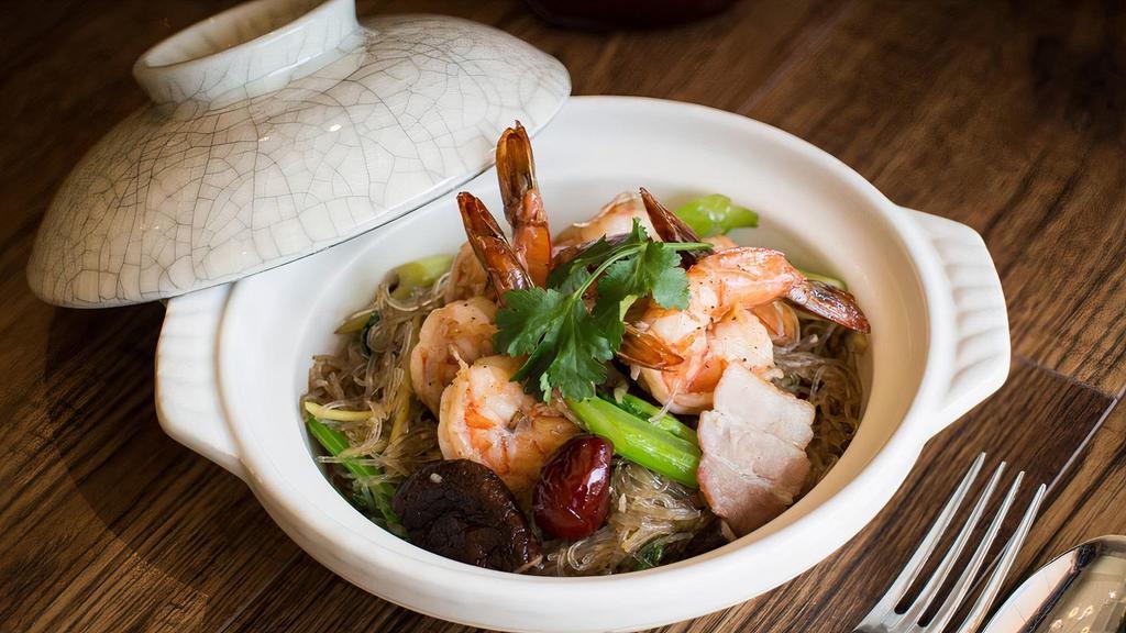 Koong Ob Woonsen · Shrimp, glass noodle, ginger, celery, shitake mushroom, Napa cabbage, bacon, black pepper. Served in a clay pot.