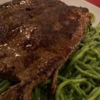 Tallarines Verdes Con Bistec · Steak and spaghetti with pesto sauce