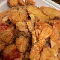Jalea Especial · Fried seafood served with salsa criolla and fried yuca