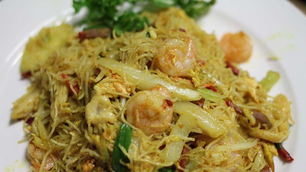 Singapore Mei Fun · Rice noodle shrimp, pork, chicken, and vegetable with spicy curry.