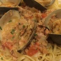Linguini Alla Vongole Pasta · Whole & chopped clams, sautéed with onions, tomatoes & garlic.