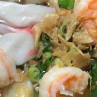 Seafood Noodle Soup海鲜汤面 · Savory light broth with noodles with seafood.