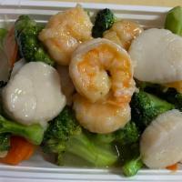Shrimp & Scallop With Broccoli芥兰干贝虾 · Served in white sauce.