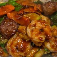 Shrimp & Steak Kew大虾牛球 · Served with vegetables in chef's special brown sauce.