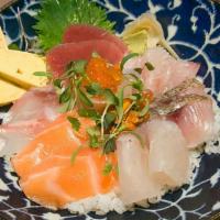 Chirashi · 14pcs assorted sashimi / over sushi rice.