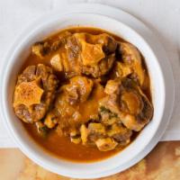 Rabo Guisado Selleccionada · Oxtail stew. Served with rice and beans or fried green banana or specialty rice.
