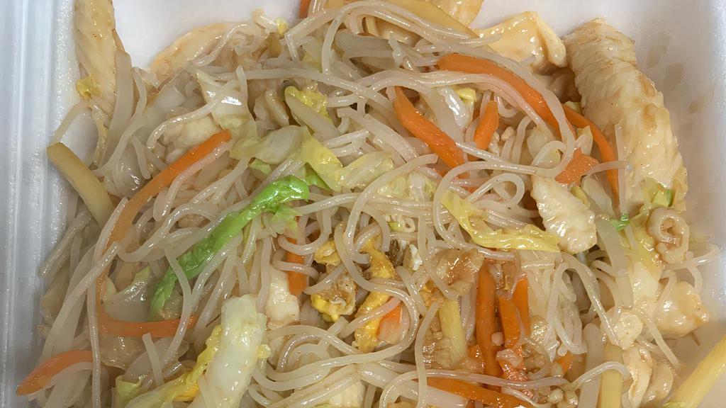Chicken鸡 · Rice vermicelli or rice noodles.