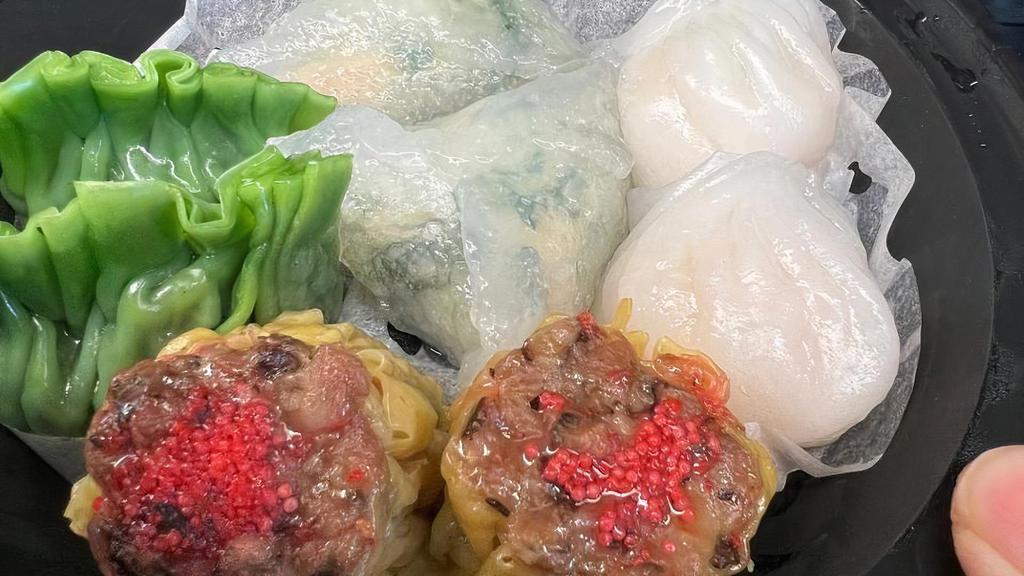 Dim Sum Platter (8) 双喜临门点心拼盘 · 2 PCS each of crystal shrimp dumplings, Shumai ,  Scallop w. pea sprout dumplings, Blue crab & spinach dumplings.