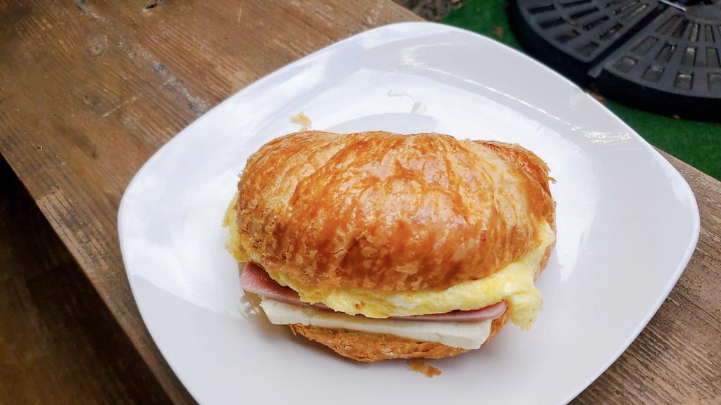 Croissant Desayuno · Breakfast croissant. Ham, egg and cheese.