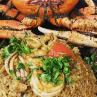 Arroz Marinero / Marinero Rice · Pulpo, calamar, almeja negra, gamba, cangrejo y tostones. / Octopus, squid, black clam, shri...