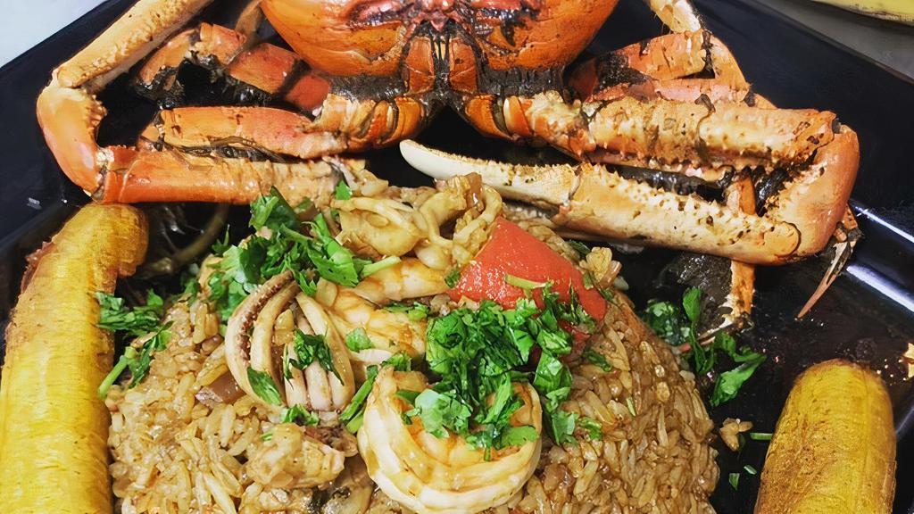 Arroz Marinero / Marinero Rice · Pulpo, calamar, almeja negra, gamba, cangrejo y tostones. / Octopus, squid, black clam, shrimp, crab, and fried plantains.