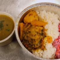 Sancocho De Gallina / Hen Soup (Domingo / Sunday) · Con la gallina guisada, papa, yuca, arroz y ensalada de remolacha. / With stewed hen, potato...