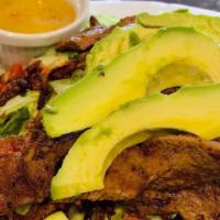 Ensalada De La Casa / House Salad · Con carne asada y aguacate/ Grilled beef and avocado