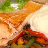 Salmon Asado / Broiled Salmon · Con puré de patatas y vegetales./ Served with mashed potato and vegetables