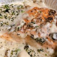 Salmon Con Crema De Champinones / Salmon With Mushroom Cream Šauce · Con arroz y ensalada. / Served with rice and salad